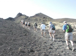 caminando por paisaje volcanicos